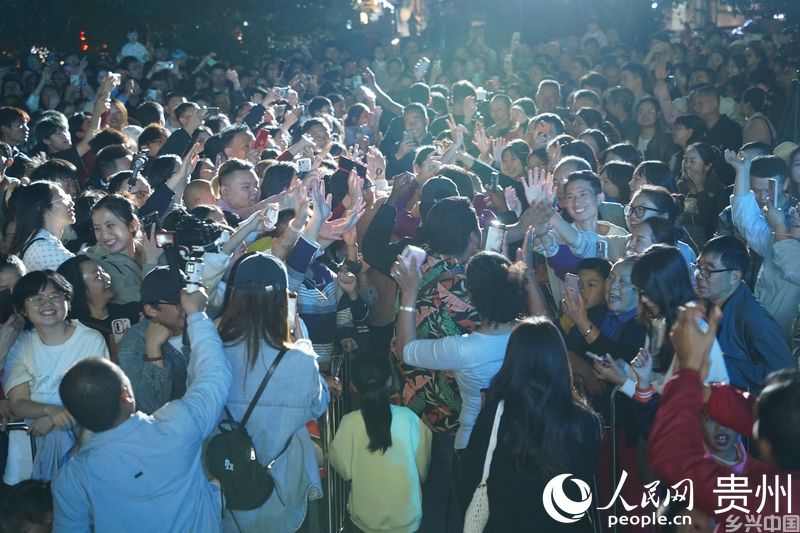 文昌阁路边音乐会现场气氛热烈。人民网 阳茜摄