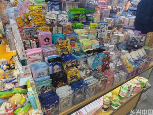 北京某文具店卡牌盲盒柜台，未设相关提醒。人民网记者 黄钰摄