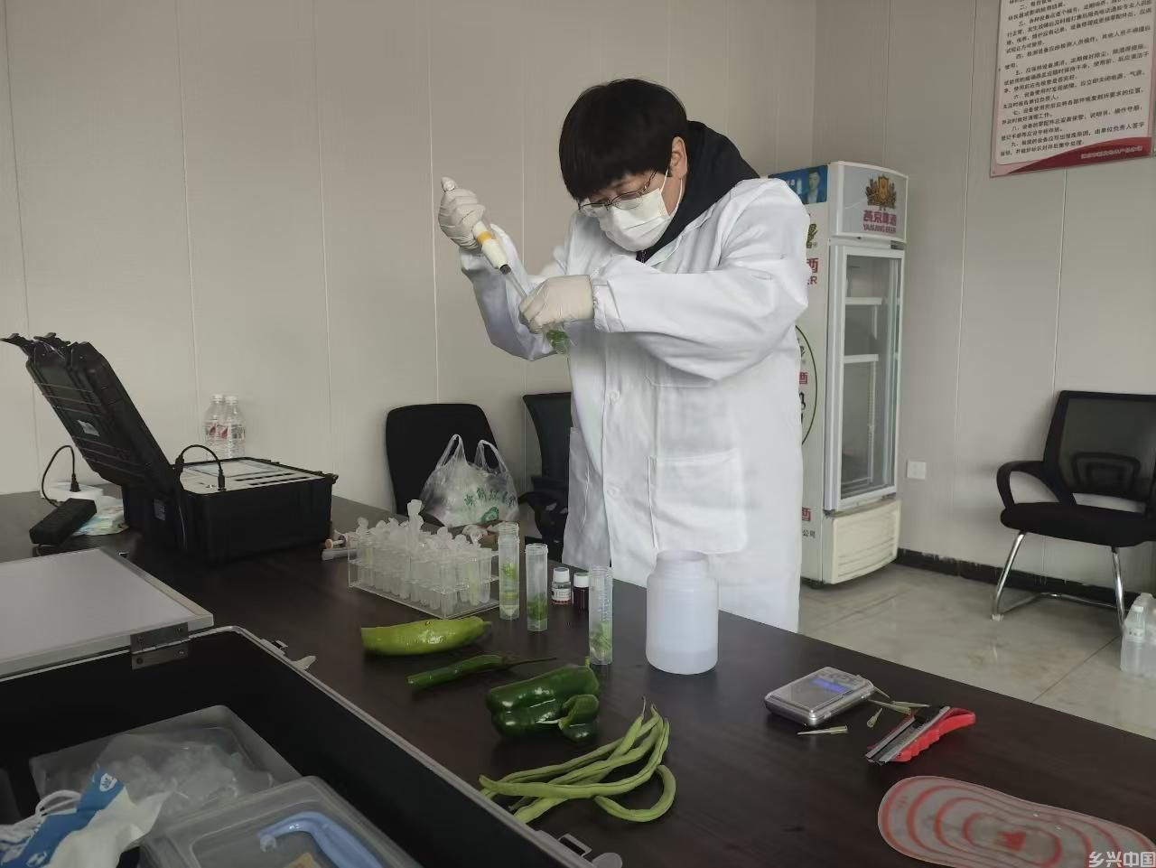 北京新发地大石桥农产品批发市场工作人员检测农产品.jpg
