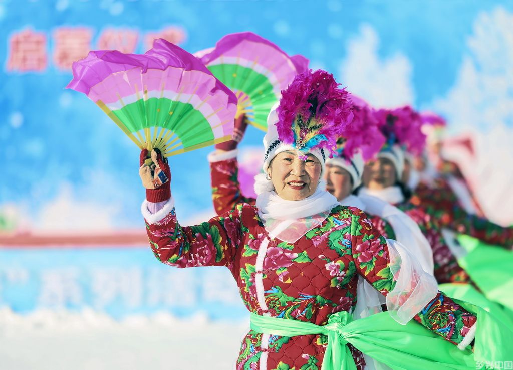 12月4日，参加嘉年华活动的当地群众表演东北秧歌。