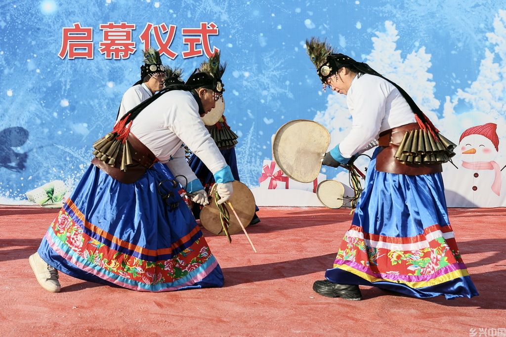 12月4日，参加嘉年华活动的当地群众表演萨满舞蹈。