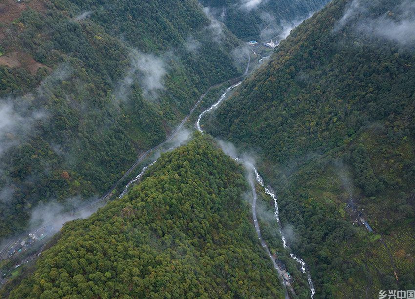 德贡公路蜿蜒在大山深处。余丹龙摄