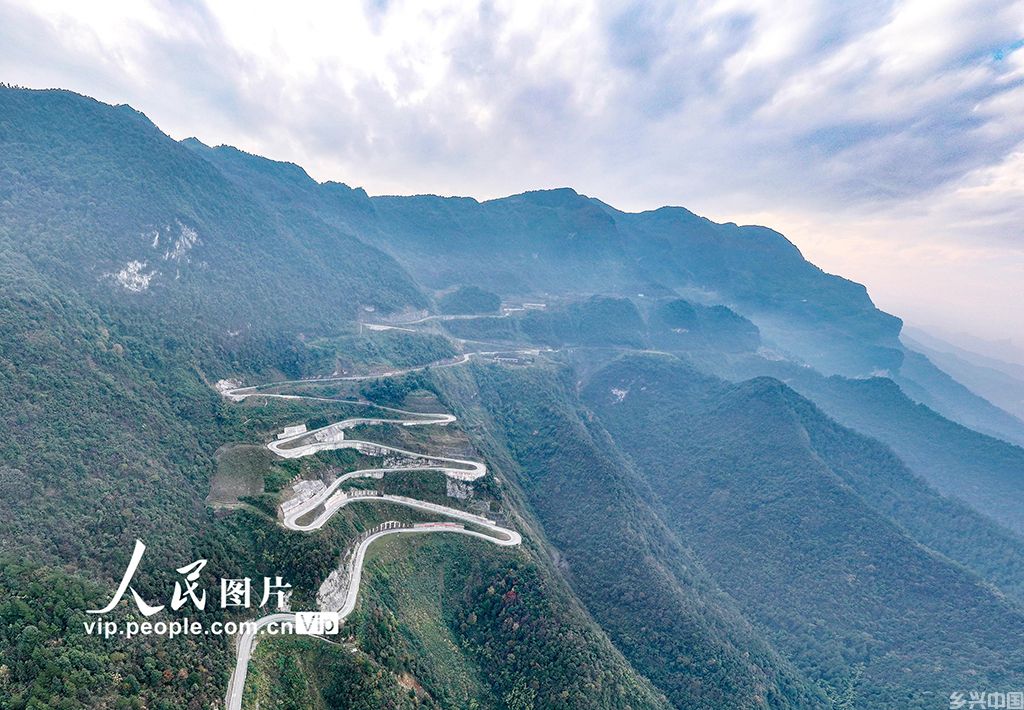 四川华蓥：悬崖峭壁上修建致富路