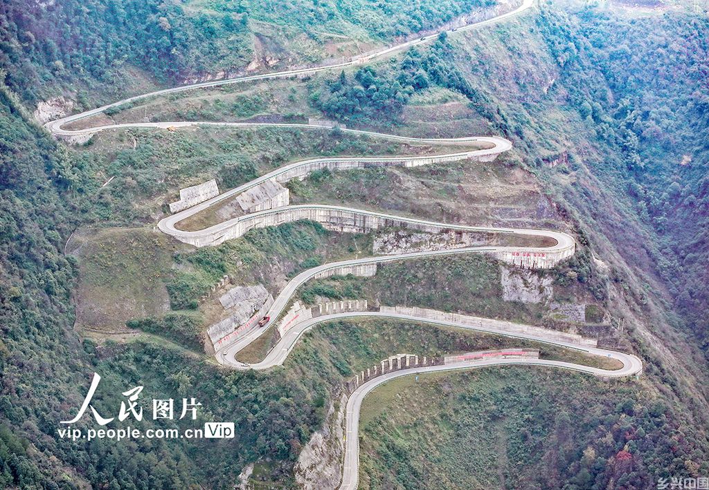 四川华蓥：悬崖峭壁上修建致富路【4】
