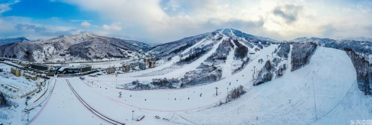 以“粉雪”之名起势 ——从三个维度看长白山脉凭何以滑雪胜地“出圈”(图1)