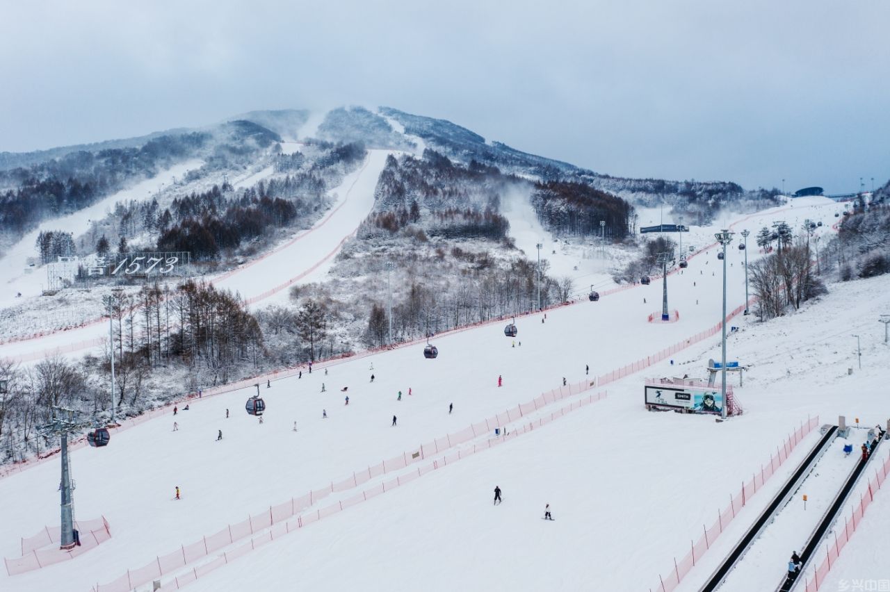 以“粉雪”之名起势 ——从三个维度看长白山脉凭何以滑雪胜地“出圈”(图4)