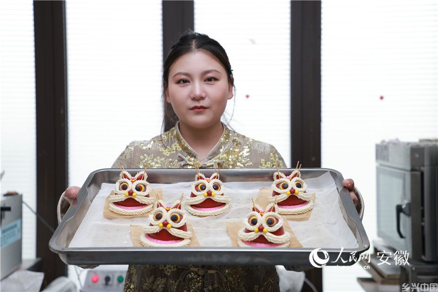 萌萌的“醒狮”花馍。人民网记者 王晓飞摄