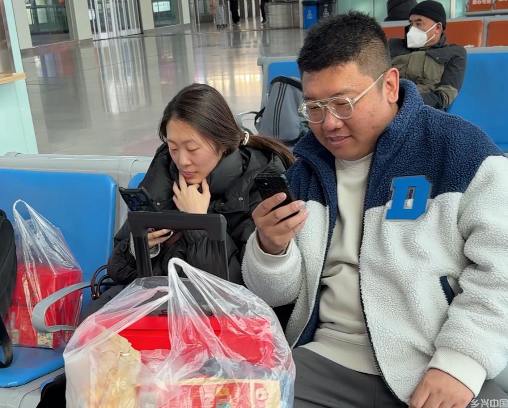 新春走基层丨车站里听归途心声(图3)