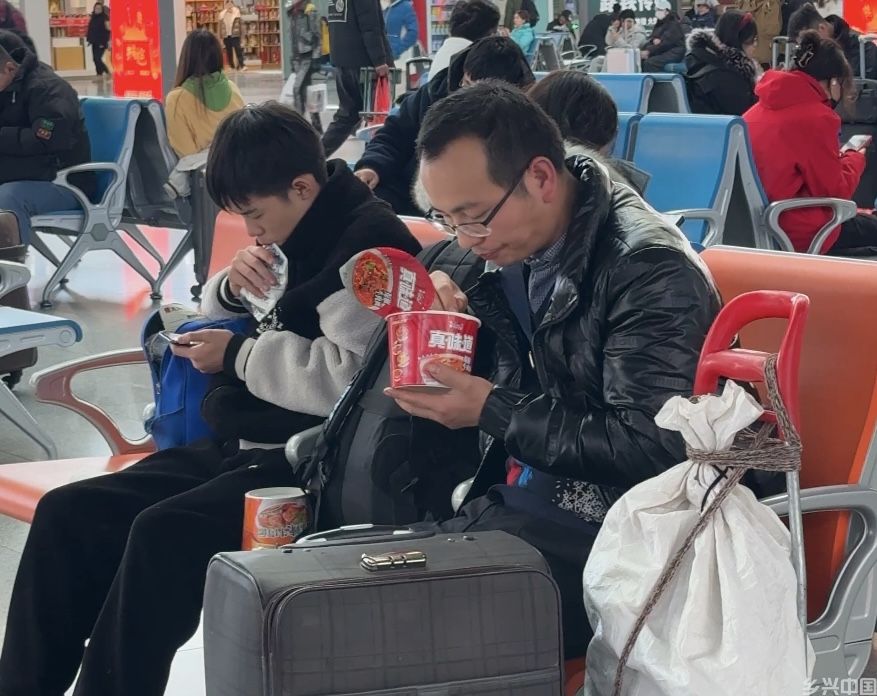 新春走基层丨车站里听归途心声(图1)
