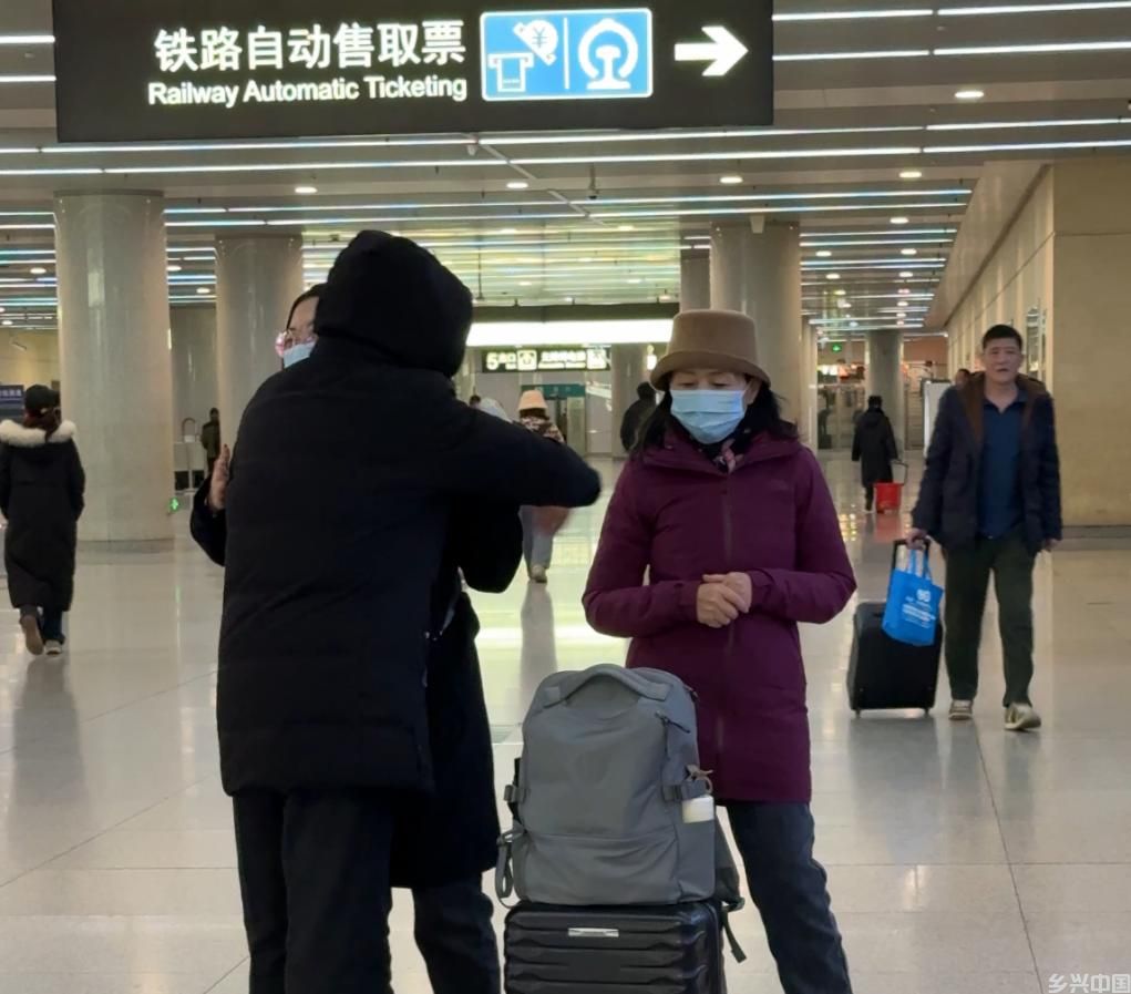 新春走基层丨车站里听归途心声(图2)