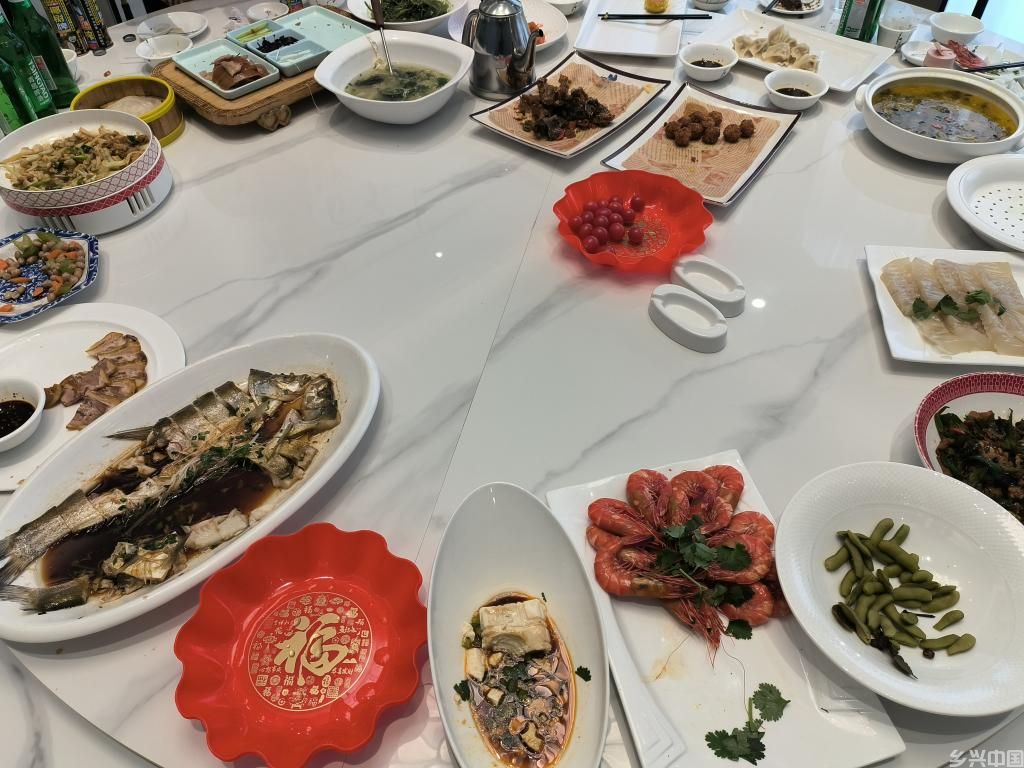 关注粮食浪费丨如何避免节日盛宴变“剩宴”?(图1)