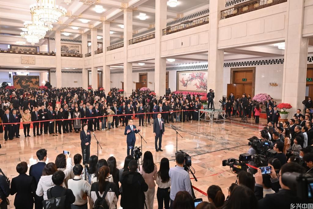 聚焦第三场“委员通道”(图17)