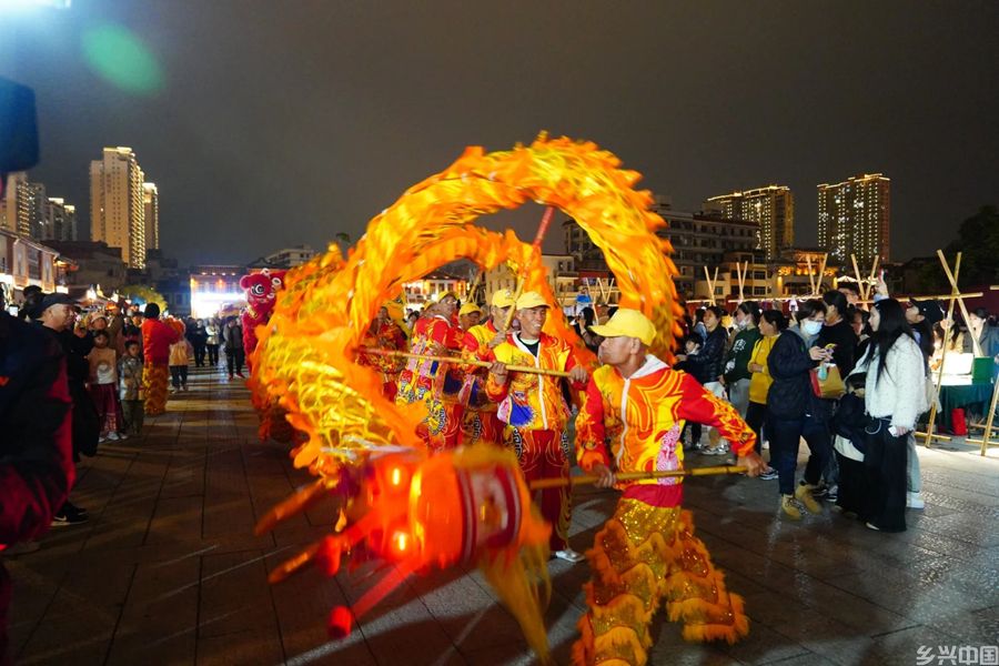 夜幕降临,漳州古城的特色展演吸引众多市民和游客观看。漳州市文化和旅游局供图