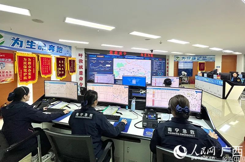 南宁120在广西率先建成并使用云调度指挥平台，实现移动指挥调度。人民网 韦欢摄