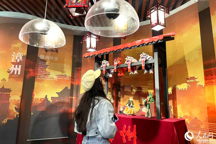 游客在集音筒下聆听漳州偶戏丝弦。人民网记者 林盈摄