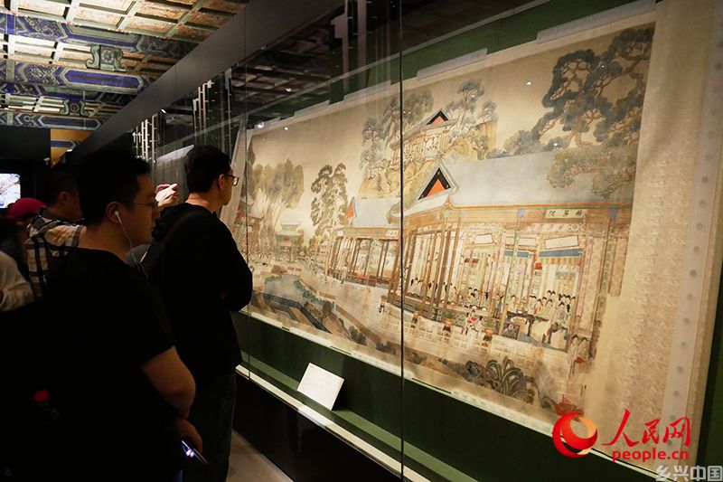 游客在“乐林泉——中外园林文化展”中欣赏《大观园图》。人民网记者 韦衍行摄