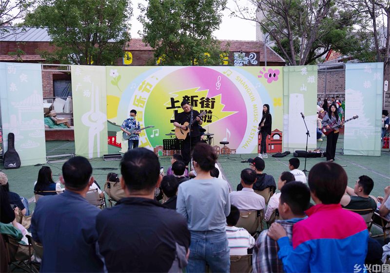 “上新音乐节”期间，乐队现场演出。市中区委宣传部供图