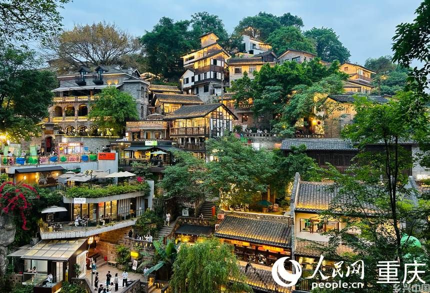 华灯初上的下浩里。人民网记者 刘祎摄