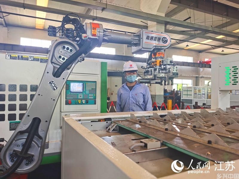 江苏如通石油机械股份有限公司金工二车间机械手操作场景。人民网记者 王继亮摄