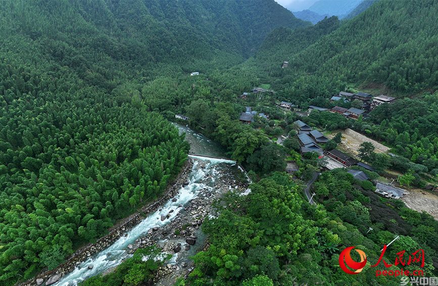 俯瞰广西桂林兴安县华江瑶族乡。人民网 雷琦竣摄