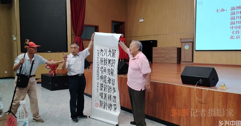 点击打开原图 中国人民抗日战争暨世界反法西斯战争胜利八十周年秦克新作曲赵文媛演唱视频演播会在淄博举行