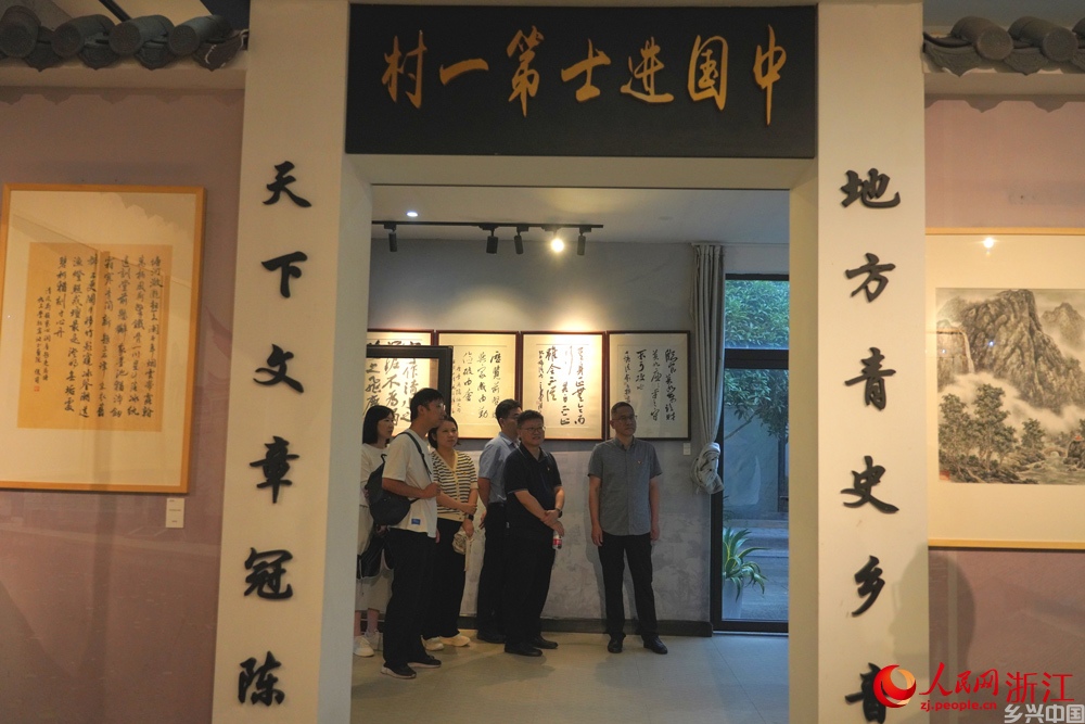 宁波市鄞州区姜山镇走马塘村，观众正在观看展览。人民网 刘欣蔚摄