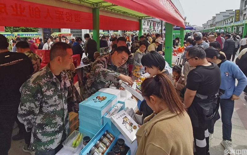 在“马头大集 爱在淮阴”市集活动上,退役军人有自己的专属摊位。淮阴区委宣传部供图