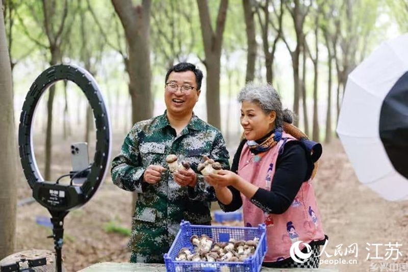 菌菇种植渐成气候,王林尝试“触网”带货。人民网记者 马晓波摄