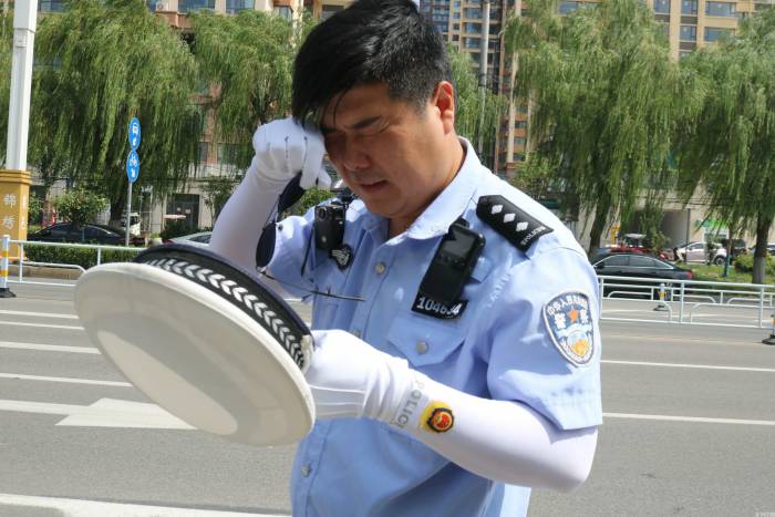 商丘交警40℃高温下 不惧“烤”验 坚守岗位保畅通(图3)