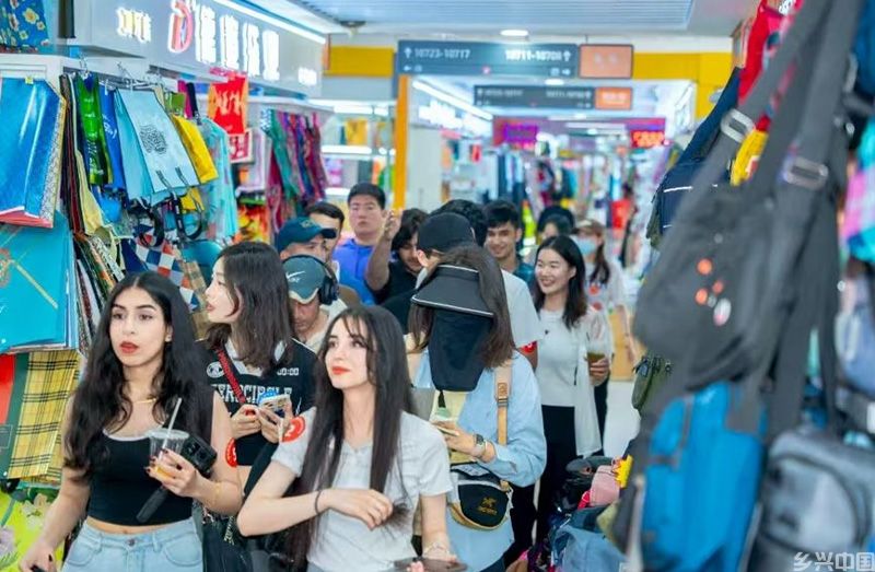 人来人往的义乌国际商贸城。义乌市融媒体中心供图