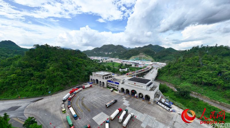 友谊关口岸出入境车辆往来不绝。人民网 雷琦竣摄