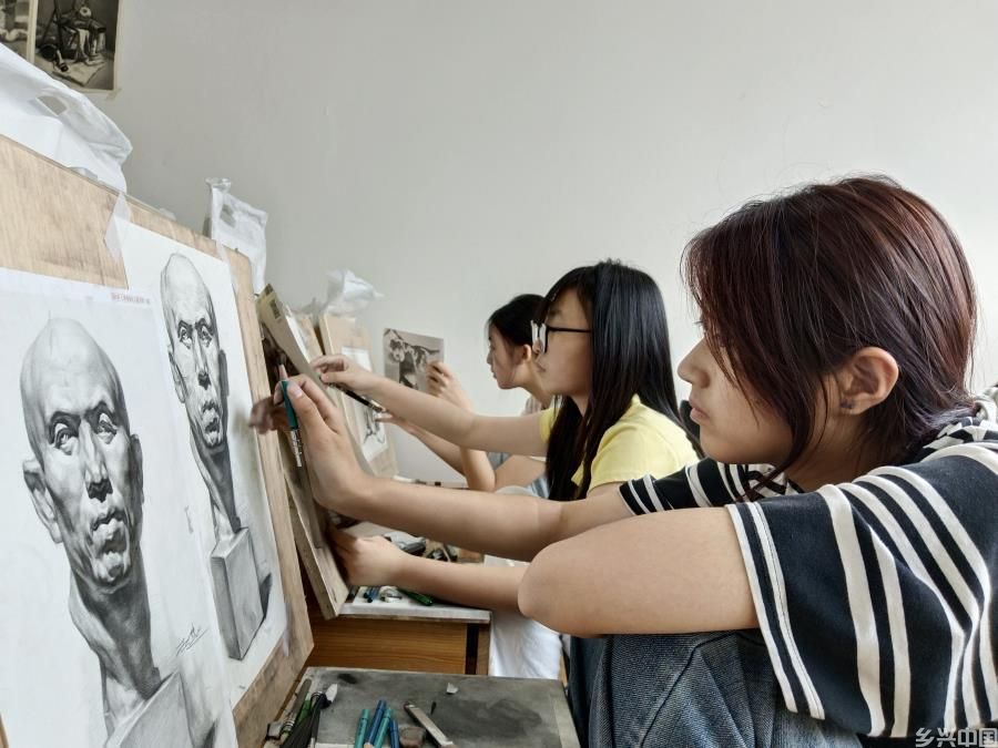 河南虞城：清华大学高才生返乡执教 九年耕耘培育艺术学子圆梦(图2)