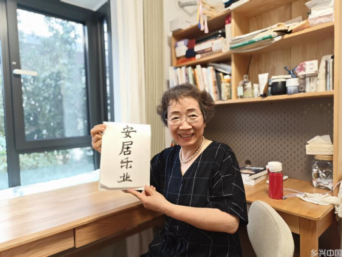 乔迁新居后，靳阿姨喜欢上了书法。人民网记者 夏晓伦摄