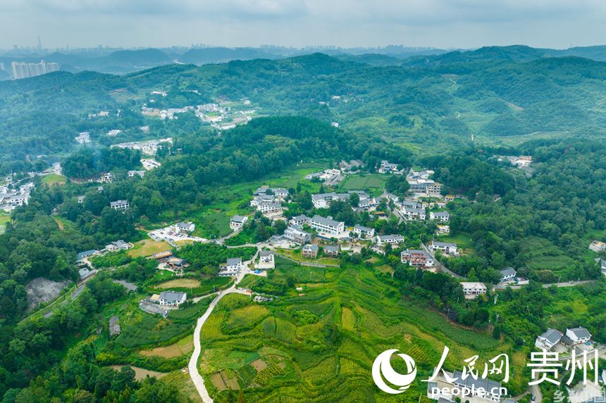 航拍贵阳观山湖区高寨村。人民网 阳茜摄