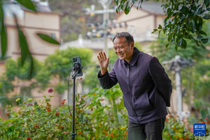 他们回到荒山 在石缝里种下“春天”(图1)