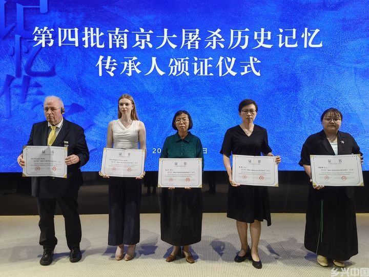 到场的中外“传承人”接过证书。 新华社记者 邱冰清 摄