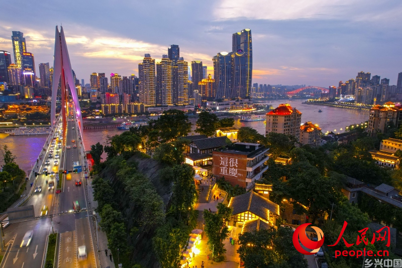 “南滨C湾”城市夜景。人民网 邹乐摄