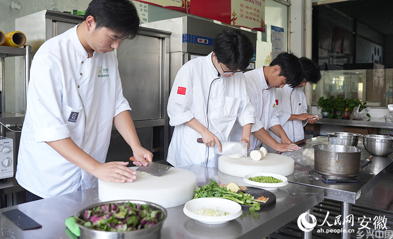 亳州职业技术学院里学生正在学习药膳制作。人民网记者 王锐摄
