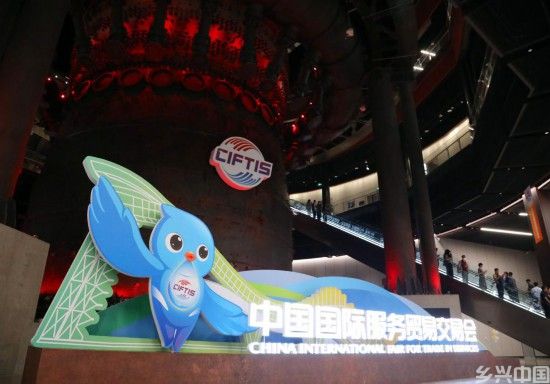   这是9月10日在2025年服贸会上拍摄的服贸会吉祥物“福燕”标识。新华社记者 侯俊 摄
