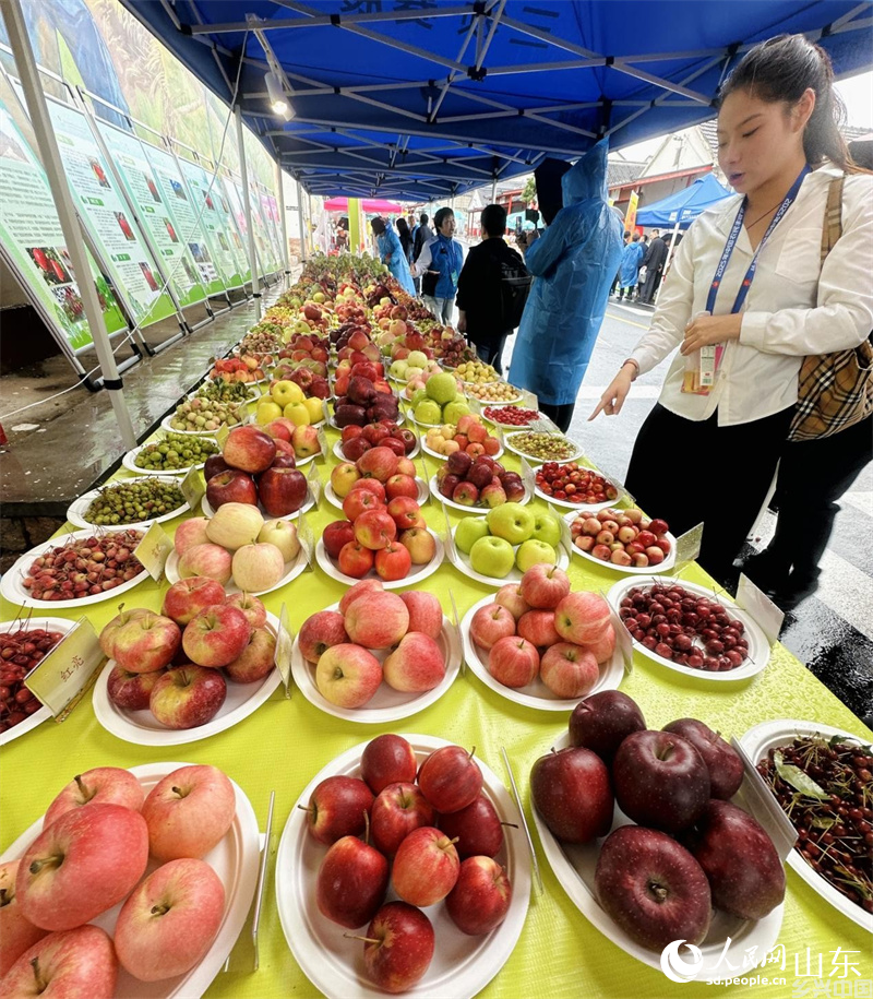 2025年中国农民丰收节全国主场活动的乡村大集上，各色瓜果齐聚一堂，吸引参观者驻足。人民网 乔姝摄