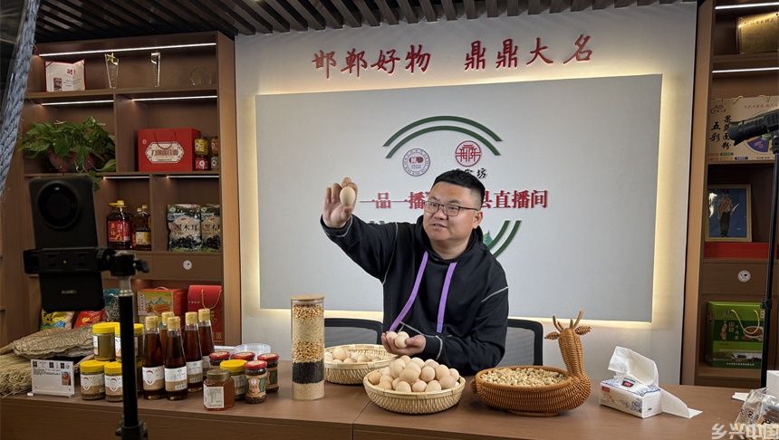 张金豹在大名“一品一播”“兵支书”直播间直播带货。宋国平摄