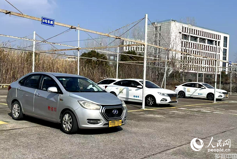 江苏一驾校内学员正在练车。人民网 李静晔摄