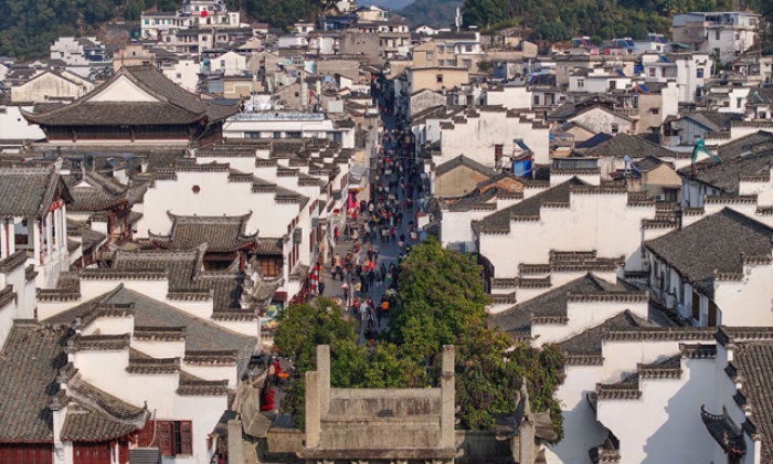 安徽黄山：徽州古城旅游热