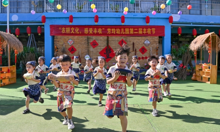 安徽亳州：萌娃晒秋庆丰收
