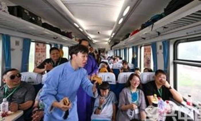乘市郊“慢火车” 感受乡村“慢旅游”