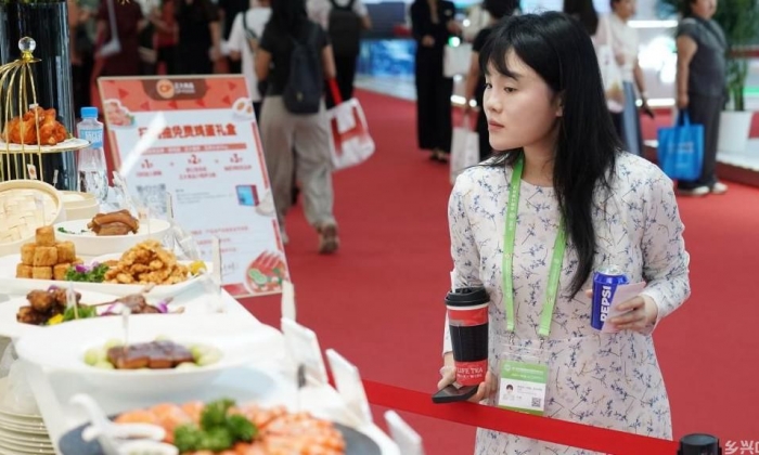 从田园到餐桌：链博会里看中外美食