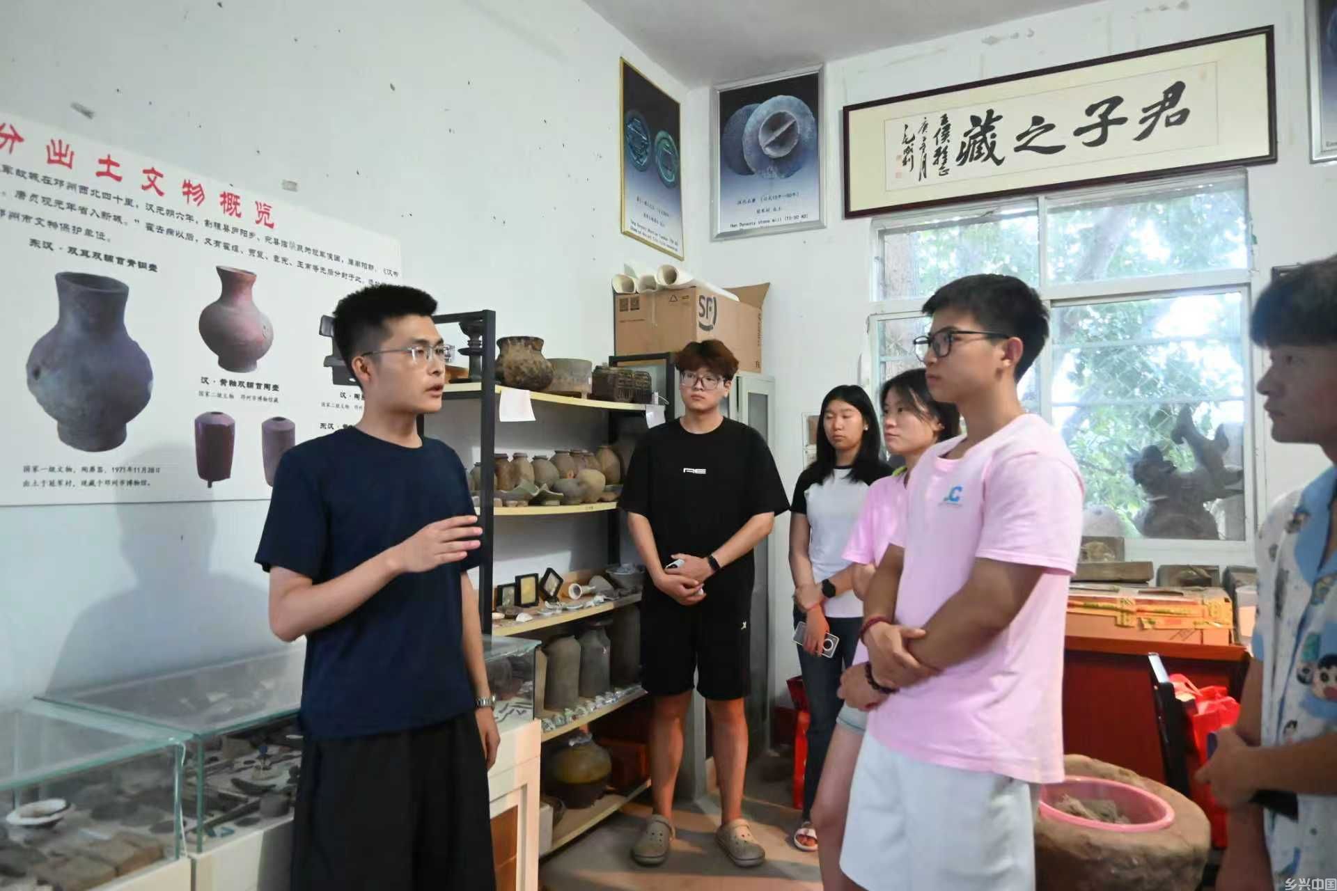 王玉卓为团队讲解.jpg